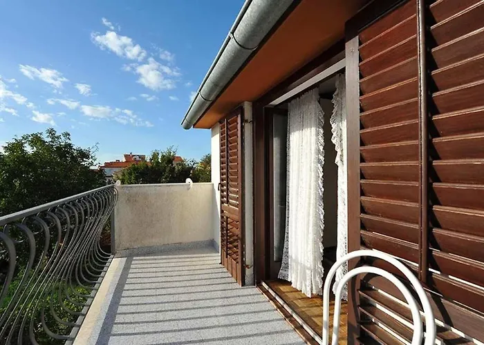 Irena's Place A1 * 로비니