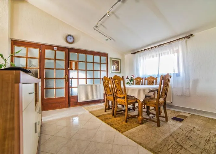 Irena's Place A1 * 로비니