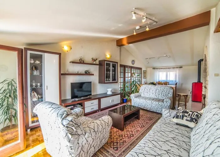 Irena's Place A1 * 로비니