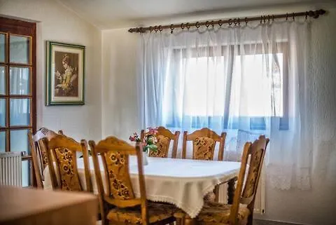 Irena's Place A1 * 로비니