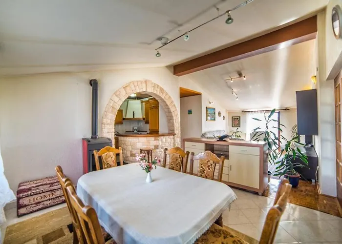 Irena's Place A1 * 로비니