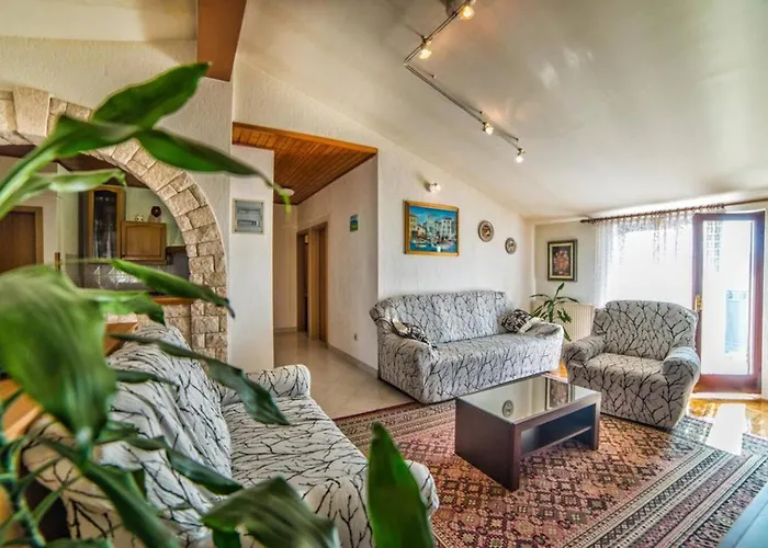 Irena's Place A1 로비니