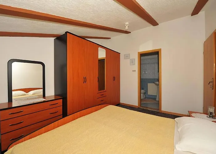 Irena's Place A1 * 로비니