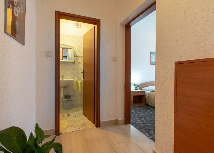 Irena's Place A1 로비니