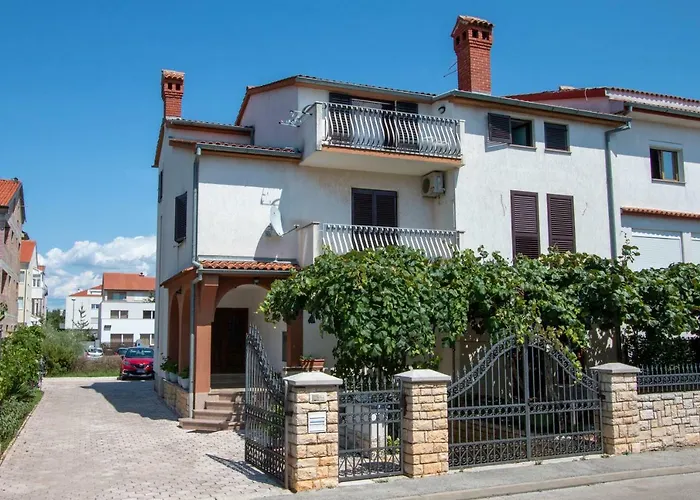 Irena's Place A1 * 로비니